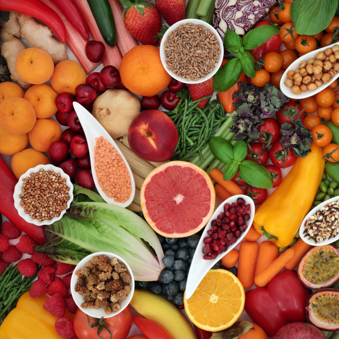 Un assortiment coloré de fruits, légumes et graines riches en antioxydants, parfait pour une alimentation saine et sans gluten.